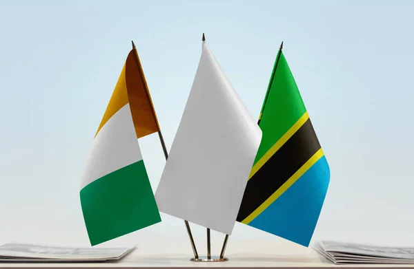 Elfenbenskusten Tanzania Och Vita Flaggor Monter Med Papper — Stockfoto