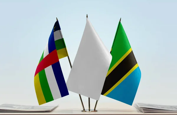 Centralafrikanska Republiken Tanzania Och Vita Flaggor Monter Med Papper — Stockfoto