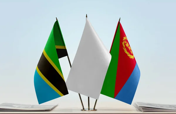 Tanzania Eritrea Och Vit Flagga Monter Med Papper — Stockfoto