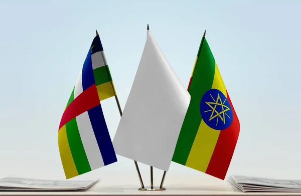 Centralafrikanska Republiken Etiopien Och Vita Flaggor Monter Med Papper — Stockfoto
