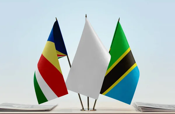 Seychellerna Tanzania Och Vit Flagga Monter Med Papper — Stockfoto