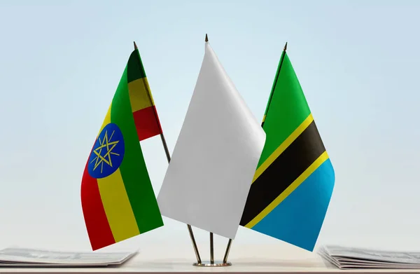 Etiopien Tanzania Och Vita Flaggor Monter Med Papper — Stockfoto