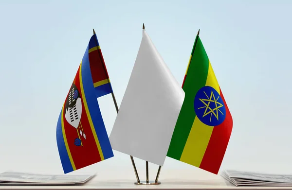 Swaziland Etiopien Och Vit Flagga Monter Med Papper — Stockfoto