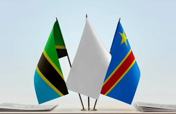 Tanzania Demokratiska Republiken Kongo Och Vita Flaggor Monter Med Papper — Stockfoto