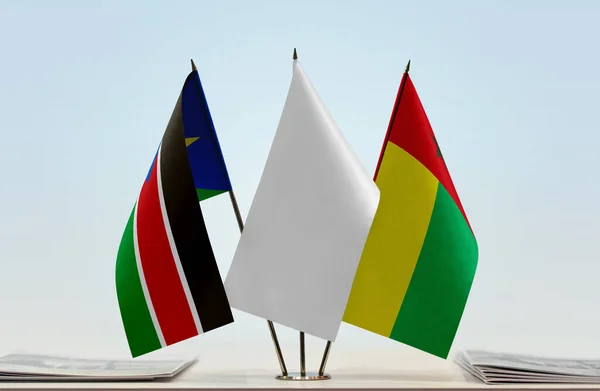 Sydsudan Guinea Bissau Och Vit Flagga Monter Med Papper — Stockfoto