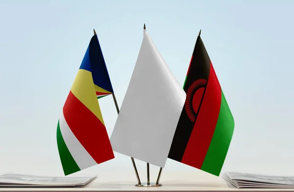 Seychellerna Malawi Och Vit Flagga Monter Med Papper — Stockfoto