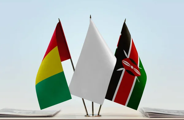 Guinea Kenya Och Vita Flaggor Monter Med Papper — Stockfoto