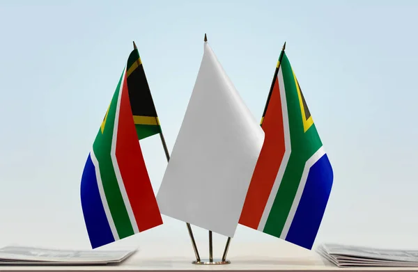 République Afrique Sud Drapeaux Blancs Sur Stand Avec Des Papiers — Photo
