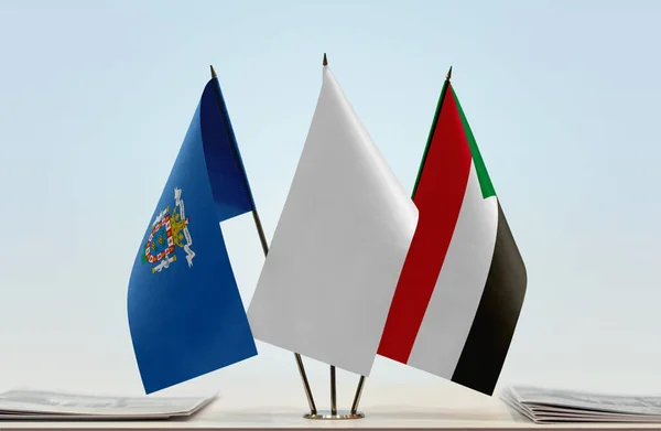 Мелилья Судан Белые Флаги Стенде Бумагами — стоковое фото
