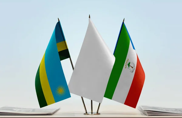 Rwanda Ekvatorialguinea Och Vit Flagga Monter Med Papper — Stockfoto