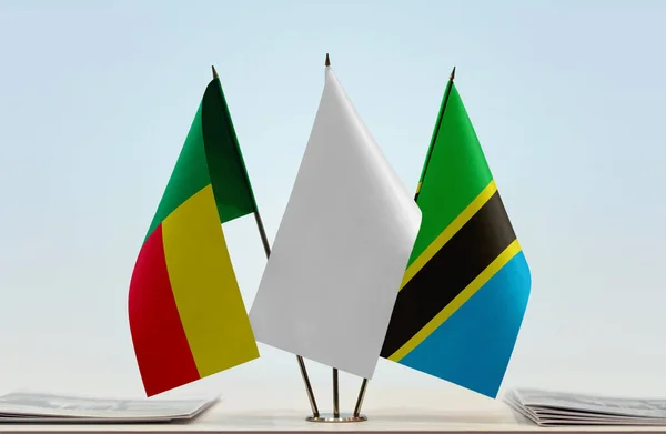 Benin Tanzania Och Vita Flaggor Monter Med Papper — Stockfoto
