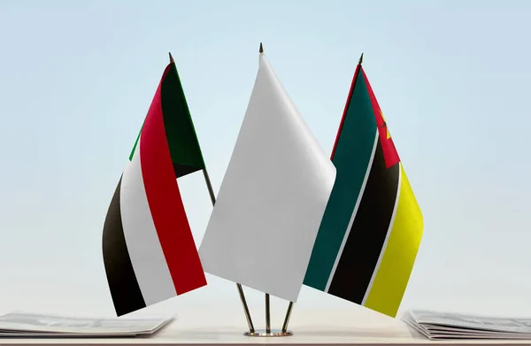 Судан Мозамбик Белый Флаг Трибуне Бумагами — стоковое фото