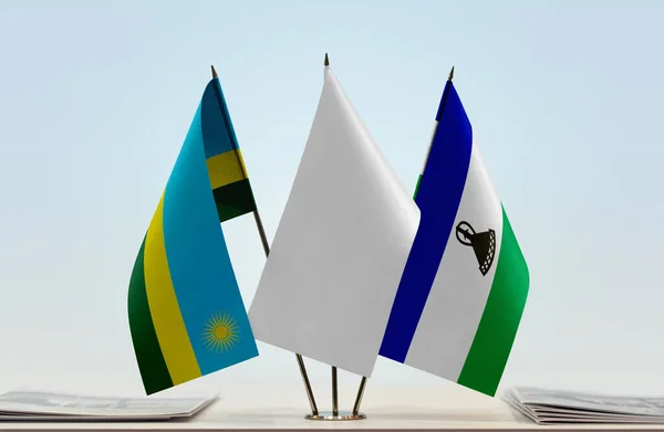 Rwanda Lesotho Och Vit Flagga Monter Med Papper — Stockfoto