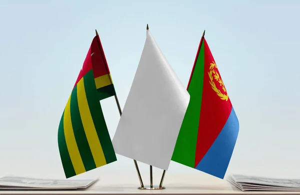 Togo Eritrea Och Vit Flagga Monter Med Papper — Stockfoto
