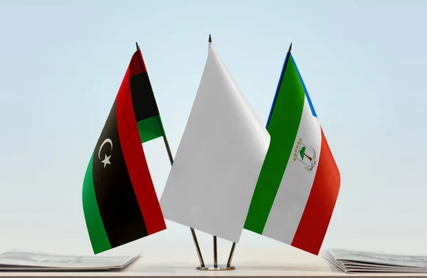 Ливия Экваториальная Гвинея Белые Флаги Трибуне Бумагами — стоковое фото