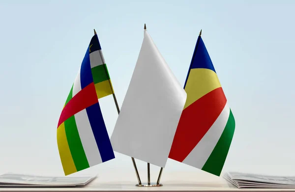 Centralafrikanska Republiken Och Seychellerna Vita Flaggor Monter Med Papper — Stockfoto