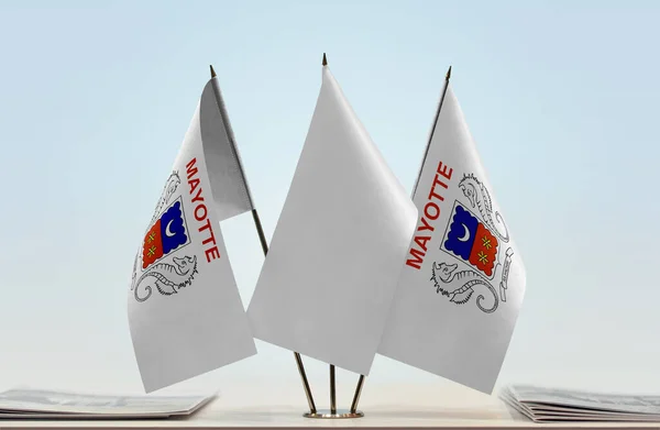 Mayotte Drapeaux Blancs Sur Pied Avec Des Papiers — Photo