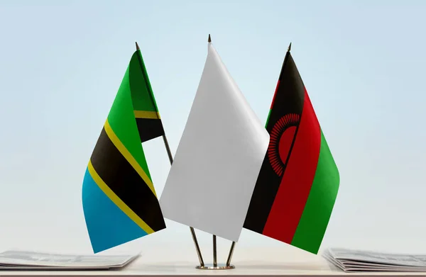 Tanzania Malawi Och Vit Flagga Monter Med Papper — Stockfoto