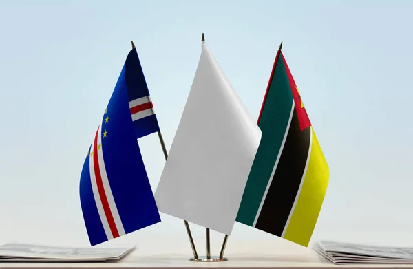 Πράσινο Ακρωτήριο Μοζαμβίκη Και Λευκές Σημαίες Στο Περίπτερο Χαρτιά — Φωτογραφία Αρχείου