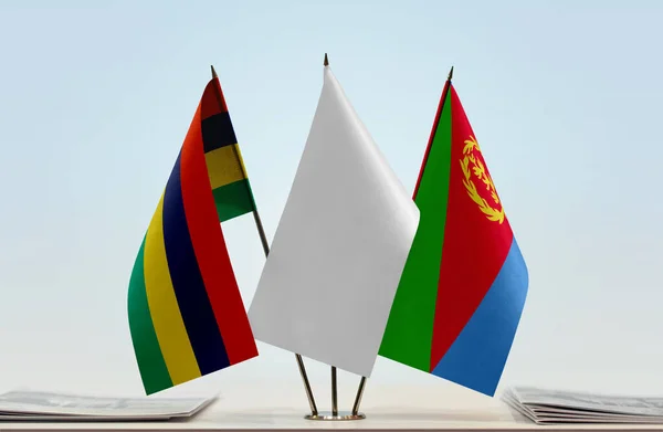Mauritius Eritrea Och Vita Flaggor Monter Med Papper — Stockfoto