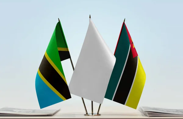 Tanzania Moçambique Och Vit Flagga Monter Med Papper — Stockfoto
