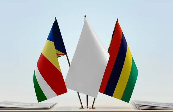 Seychellerna Mauritius Och Vit Flagga Monter Med Papper — Stockfoto