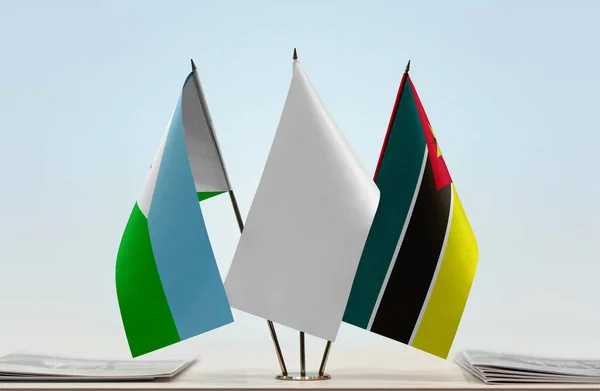 Джибути Мозамбик Белые Флаги Стенде Газетами Столе — стоковое фото
