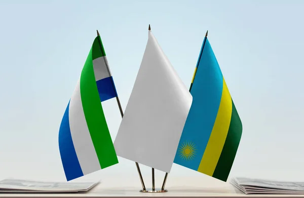 Sierra Leone Rwanda Och Vit Flagga Monter Med Papper — Stockfoto
