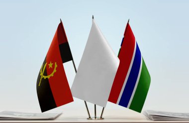 Angola Gambiya ve beyaz bayraklar kağıtlarla birlikte ayakta