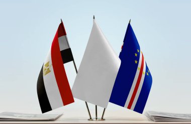 Mısır Cape Verde ve beyaz bayraklar kağıtlarla ayakta