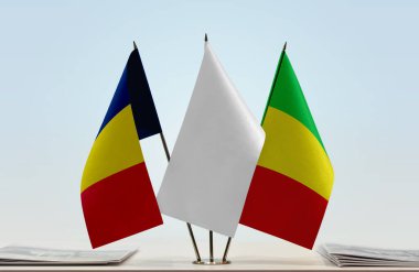 Chad Mali ve beyaz bayraklar masada gazetelerle