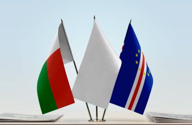 Madagaskar Cape Verde ve beyaz bayraklar kağıtlarla ayakta