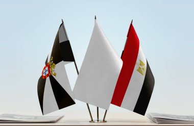 Ceuta Mısır ve beyaz bayraklar masanın üzerinde gazetelerle