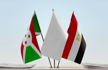 Burundi Mısır ve beyaz bayraklar kağıtlarla ayakta