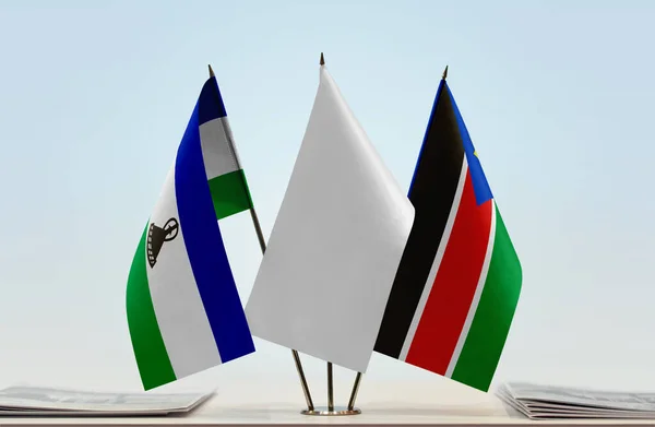 Лесото Южный Судан Белые Флаги Стенде Бумагами — стоковое фото