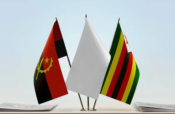 Angola Zimbabwe Och Vita Flaggor Monter Med Papper — Stockfoto