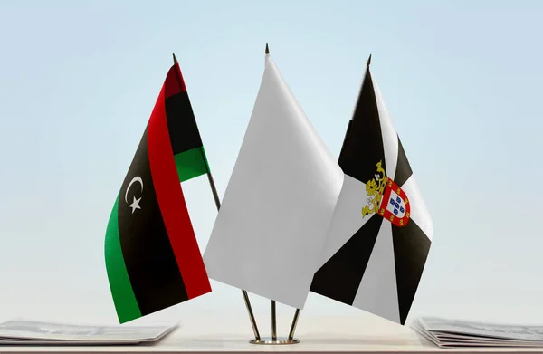 Ливия Кот Белые Флаги Стенде Бумагами — стоковое фото