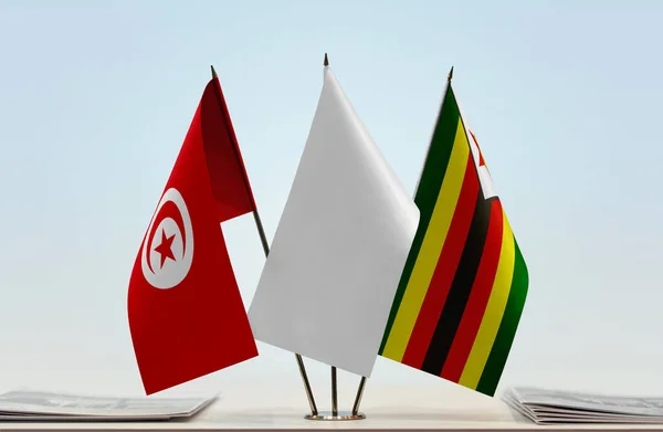 Tunisien Zimbabwe Och Vit Flagga Monter Med Papper — Stockfoto