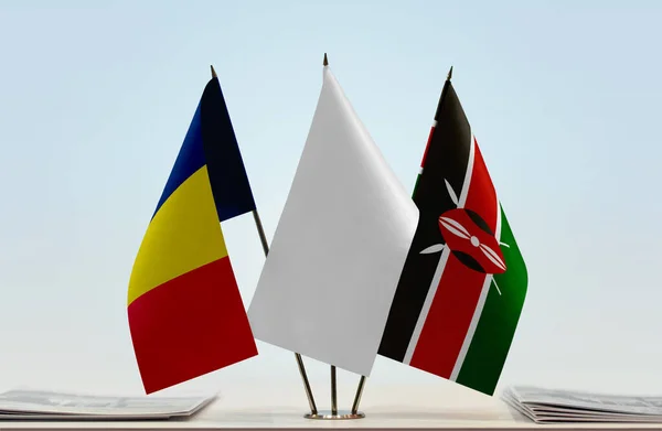 Tchad Kenya Och Vita Flaggor Monter Med Tidningar Bordet — Stockfoto