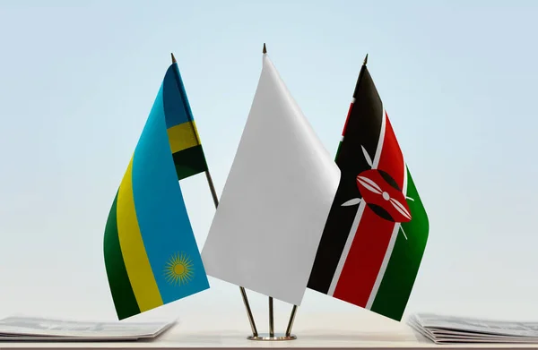 Rwanda Kenya Och Vit Flagga Monter Med Papper — Stockfoto