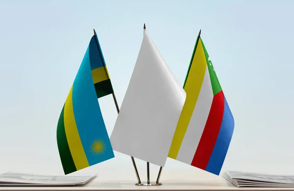 Rwanda Komorerna Och Vit Flagga Monter Med Papper — Stockfoto