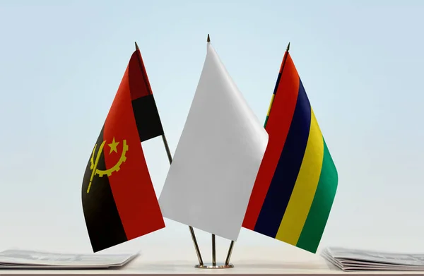 Angola Mauritius Och Vita Flaggor Monter Med Papper — Stockfoto