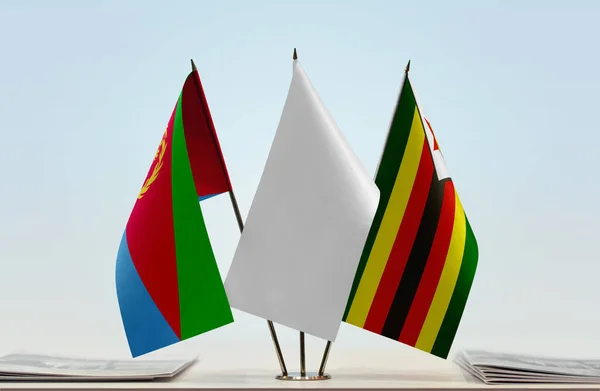 Eritrea Zimbabwe Och Vita Flaggor Monter Med Papper — Stockfoto