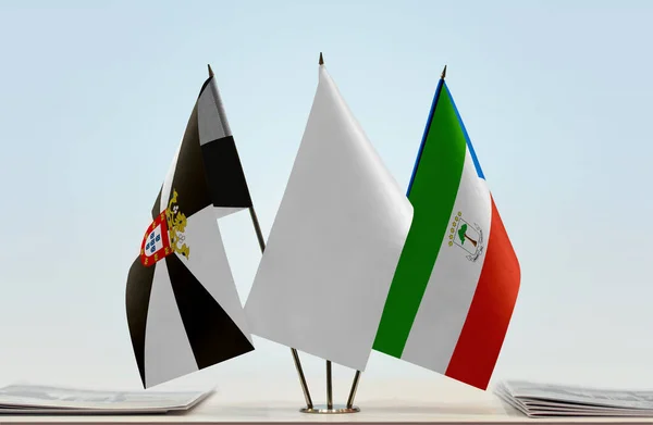 Экваториальная Гвинея Сеуты Белые Флаги Стенде Газетами Столе — стоковое фото