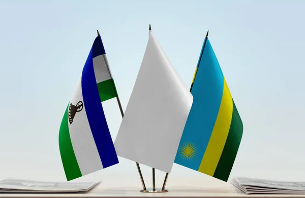 Lesotho Rwanda Och Vita Flaggor Monter Med Papper — Stockfoto