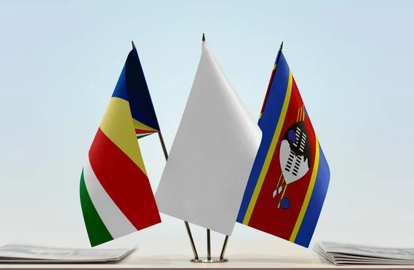 Seychellerna Swaziland Och Vit Flagga Monter Med Papper — Stockfoto