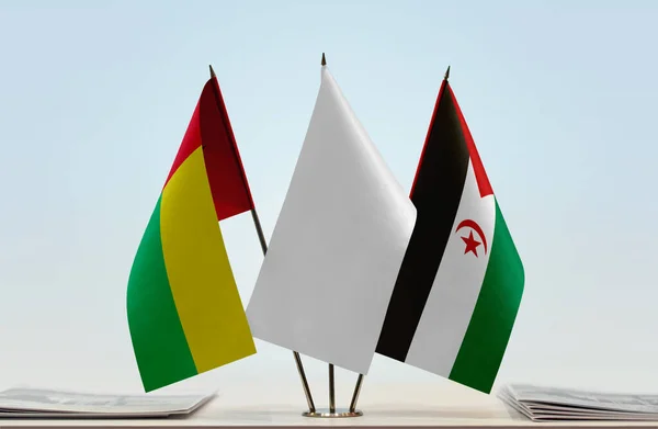 Гвинея Бисау Сахарская Арабская Демократическая Республика Белые Флаги Стенде Бумагами — стоковое фото