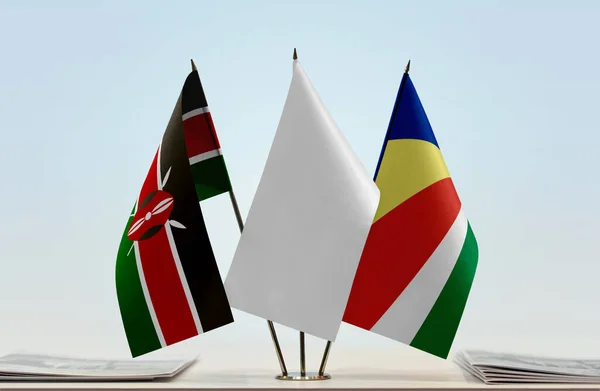 Kenia Seychelles Banderas Blancas Stand Con Papeles — Foto de Stock