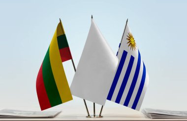 Uruguay ve Litvanya belgelerle ayakta duruyor   