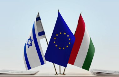 İsrail, Macaristan ve eu bayrakları kağıtlarla ayakta  